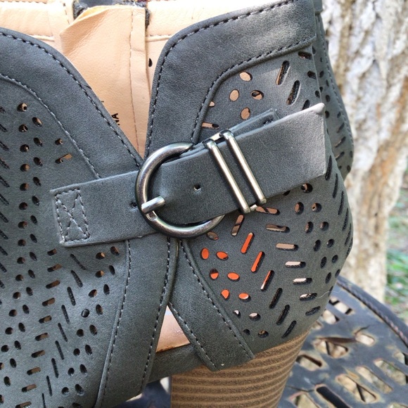 XOXO Birkita* (7M) WOMEN’S Heel Peep toe ankle boots, cutout style, Pre -owned. - Picture 4 of 7